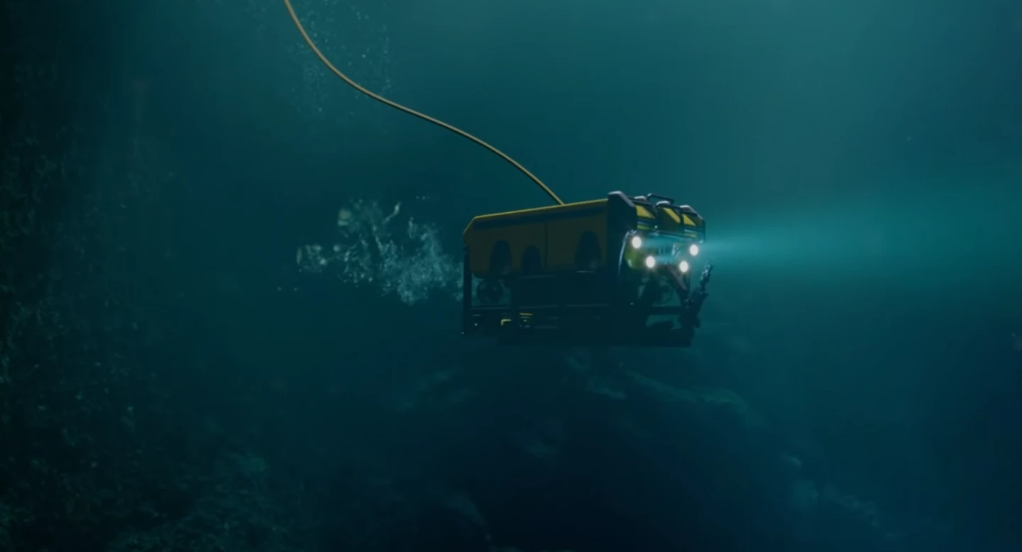 ROV da Petrobras explorando o mar em águas profundas.